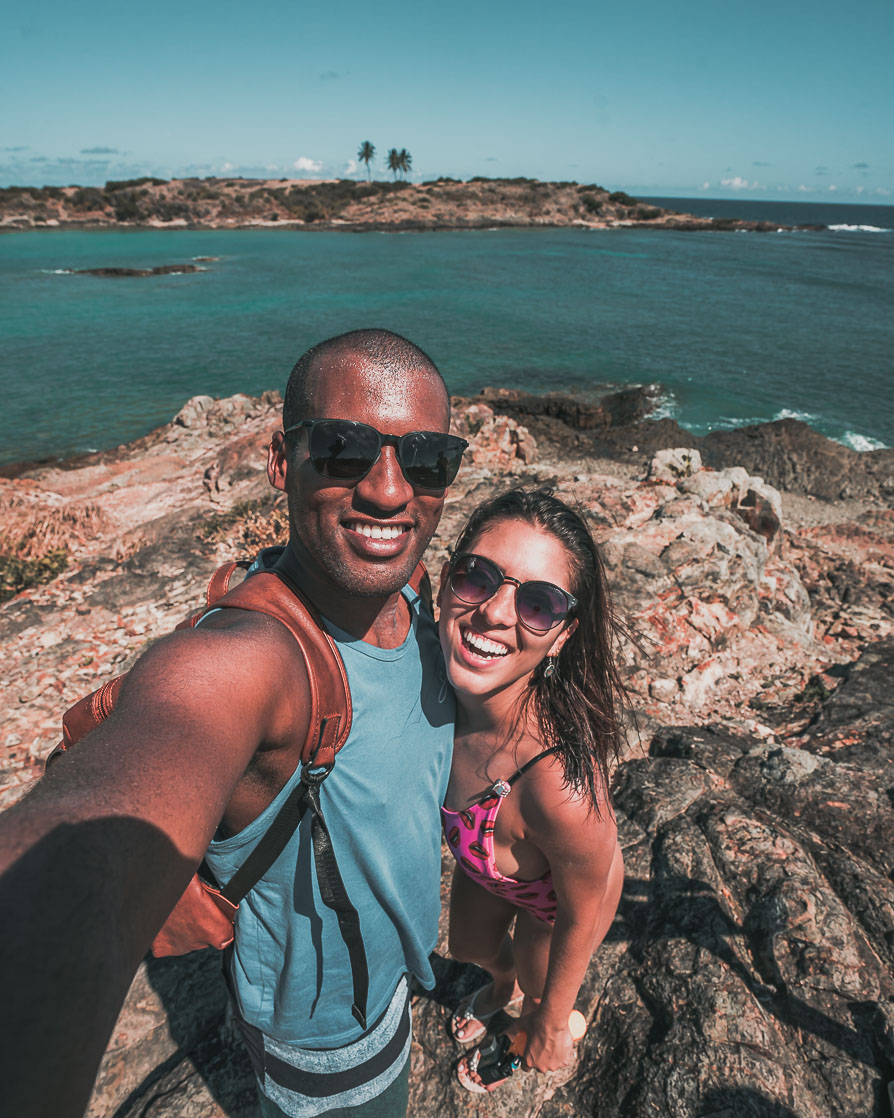 casal na ilha de santo aleixo na praia da ferradura