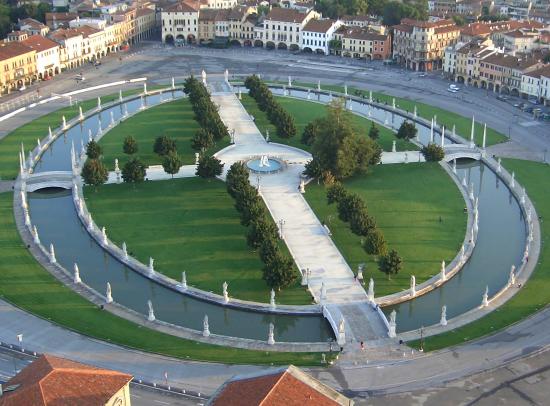 Qual é a cidade mais próxima de Veneza?